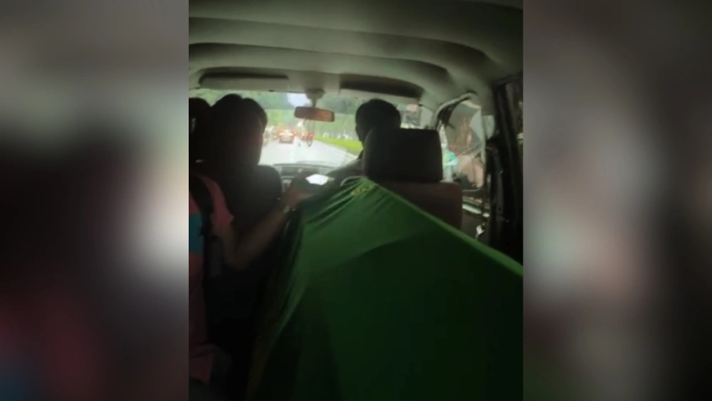 Jenazah Epy Kusnandar dibawa dengan ambulans menuju rumah duka, Rabu (3/12/2025). [Tangkapan Layar Live IG @karinaranau9]