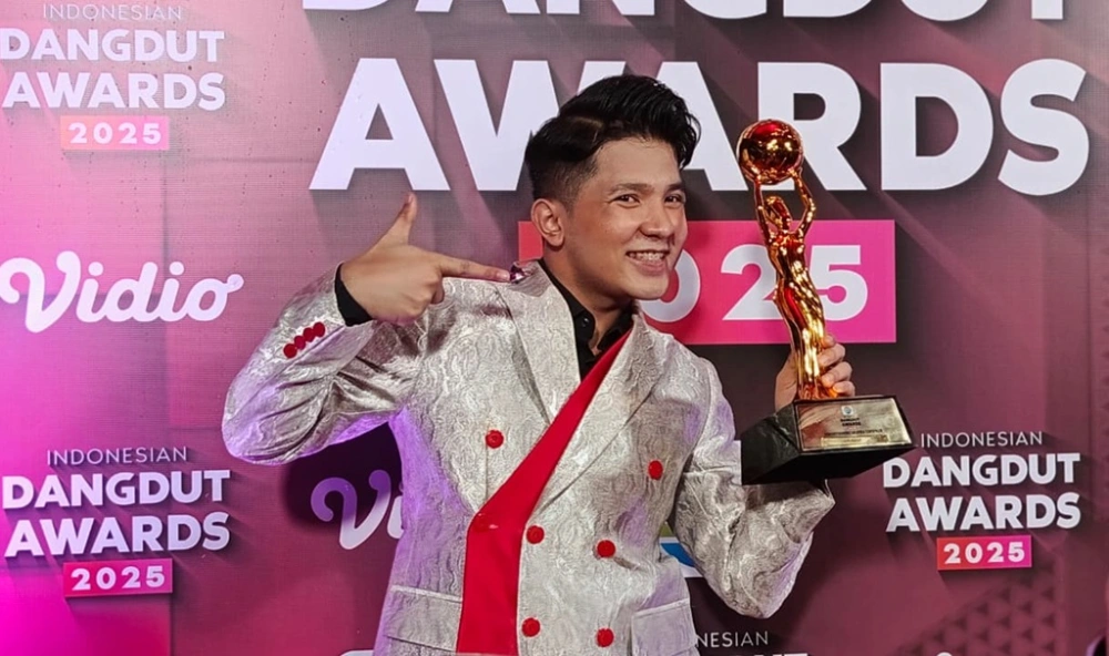 Jirayut mengaku masih tak percaya dengan trofi pertamanya sebagai penyanyi. [FTNews/Raka]