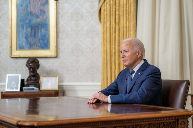 Setelah Mundur Jadi Capres, Joe Biden Tampil dengan Kursi Roda