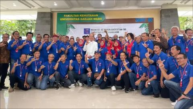 Reuni Alumni Fakultas Kehutanan UGM, Netizen Justru Soroti Pakaian Jokowi Beda Sendiri