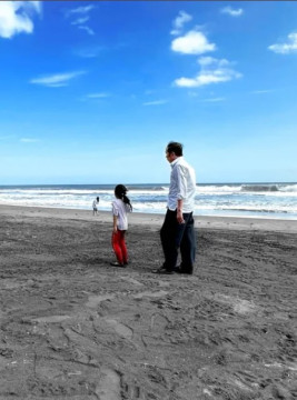 Jokowi berlibur bersama cucu di pantai. (Instagram)