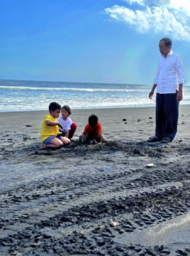 Jokowi berlibur bersama cucu di pantai. (Instagram)