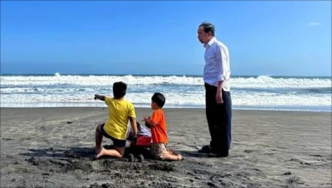 Jokowi Pamer Liburan Bareng Cucu di Pantai, Netizen Justru Tuding Foto Editan