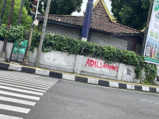 Vandalisme Misterius 'Adili Jokowi' Warnai Sudut Kota Yogyakarta