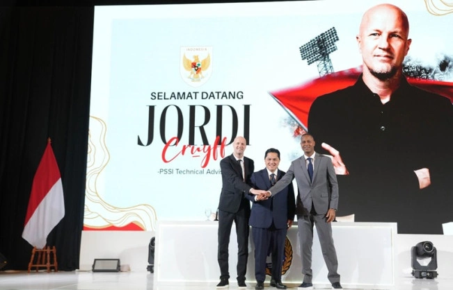 Ketua Umum PSSI Erick Thohir diapit Jordi Cruyff (Penasihat Teknik Timnas Indonesia) dan Patrick Kluivert (Pelatih Timnas Indonesia). [Dok. PSSI]