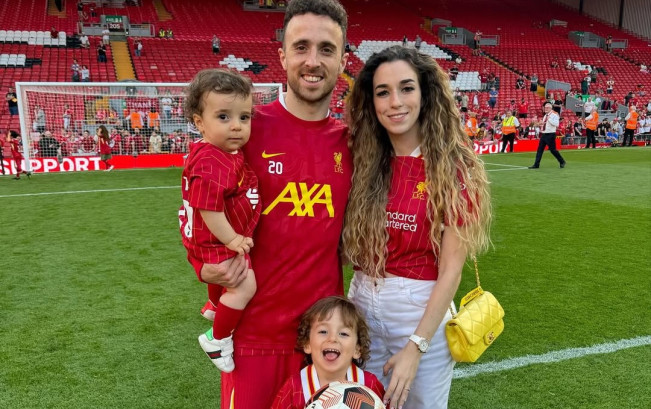 Diogo Jota bersama Rute Cardoso dan anak-anak mereka. (Instagram/@rutecfcardoso14)