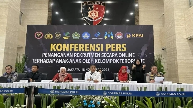Juru Bicara Densus 88 Antiteror Polri, AKBP Mayndra Eka Wardhana (kedua dari kiri), dalam konferensi pers, Selasa (18/11/2025). [Dok. Polisi]