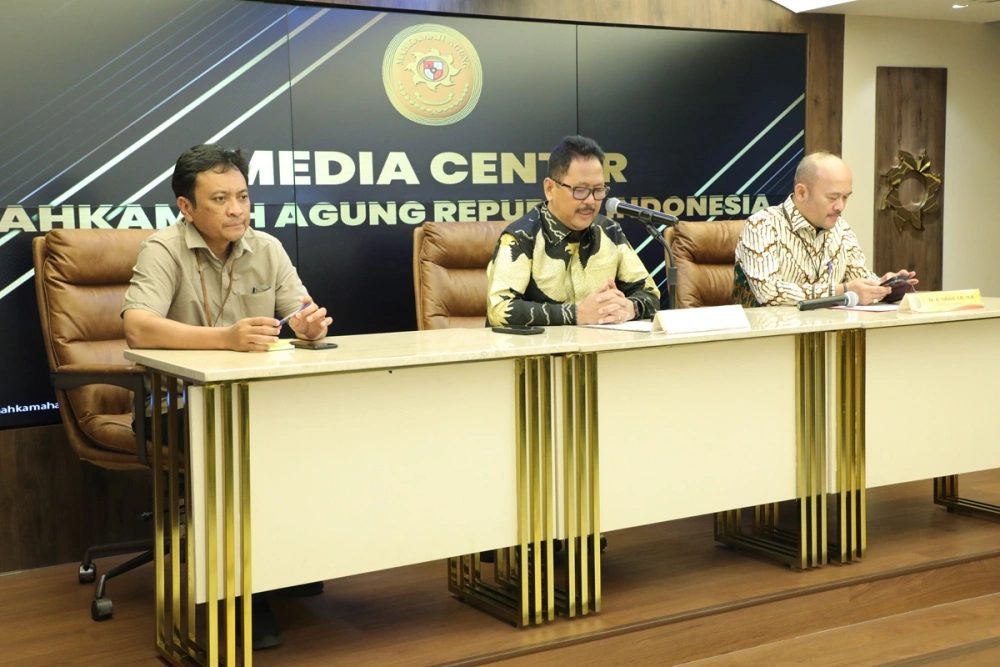 Juru Bicara MA Yanto (tengah) dalam konferensi pers di Gedung Media Center MA, Jakarta, Rabu (26/11/2025). [Dok. Mahkamah Agung]