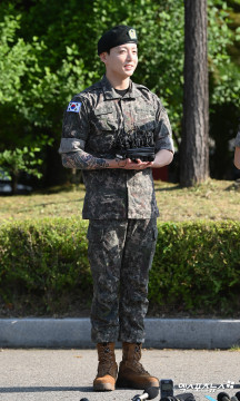 Jungkook keluar barak militer dengan satu lengan penuh tato. (Xportsnews)