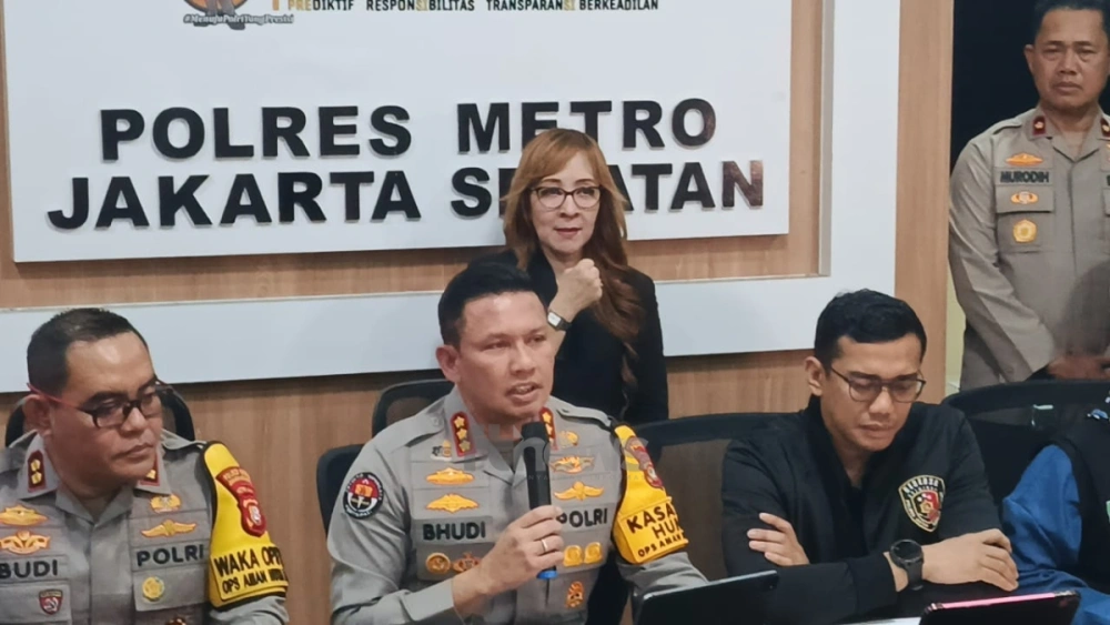 Kabid Humas Polda Metro Jaya Kombes Pol Budi Hermanto di Polres Jaksel, Senin (24/11/2025). [FTNews.co.id/Selvianus Kopong Basar]