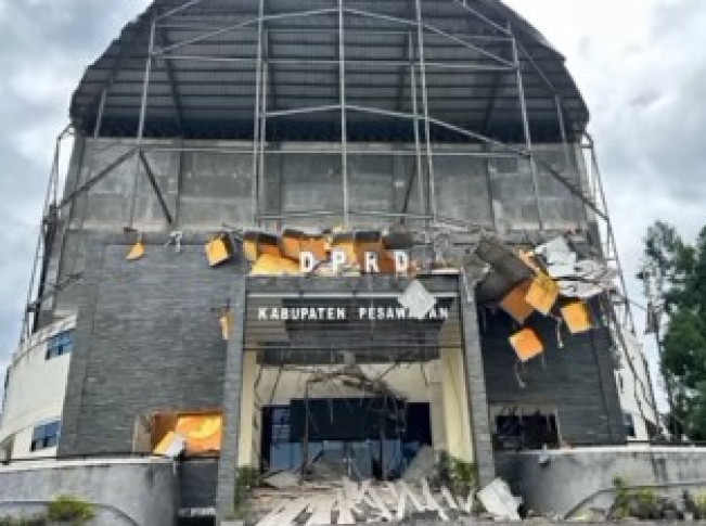 edung DPRD Pesawaran ambruk. (Instagram)