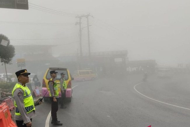 Diselimuti Kabut Tebal Sempat Tutupi Jalur Mudik Puncak, Jarak Pandang hanya 3 Meter