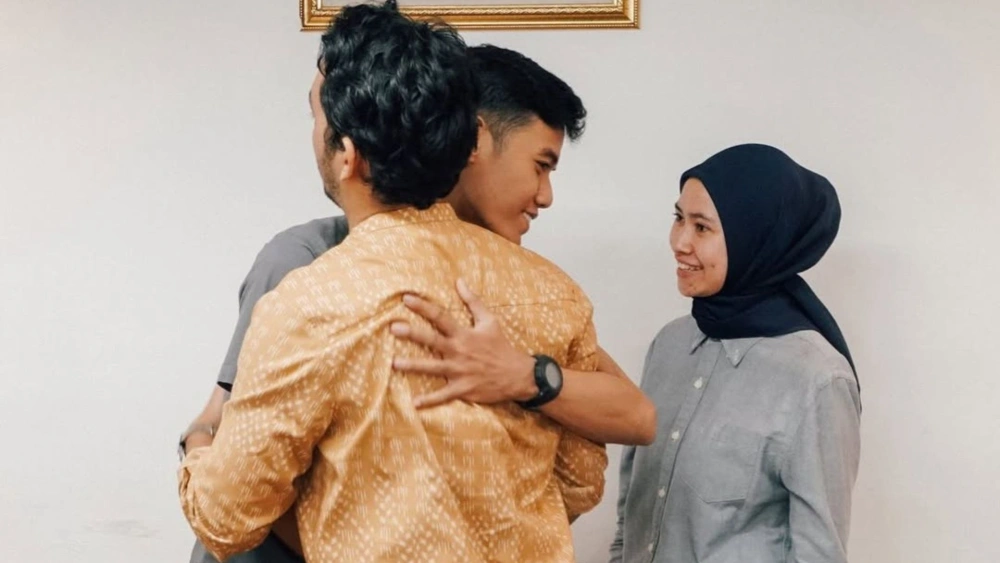 Anita dan suaminya Alvin saling memaafkan dengan petugas  Passenger Service, Argi. [Instagram]