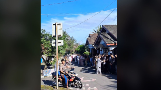 Viral Umat Kristiani Satu Kampung Sambut Muslim dari Salat Id untuk Bersalaman