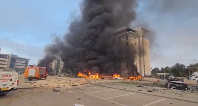 Kebakaran sebuah gedung yang disebut di Israel. (Twitter @A_M_R_M1)