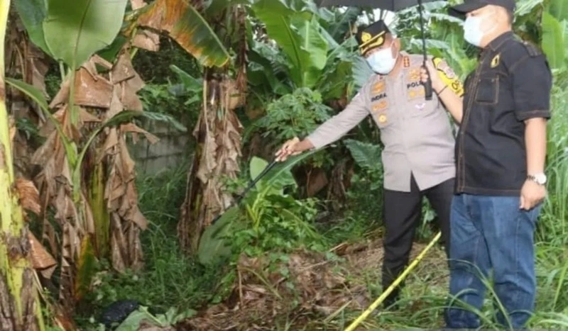 Kapolresta Tangerang Kombes Andi Muhammad Indra Waspada Amirullah mengecak TKP penemuan mayat tanpa identitas di Cikupa, Selasa (18/11/2025). [Dok. Polisi]