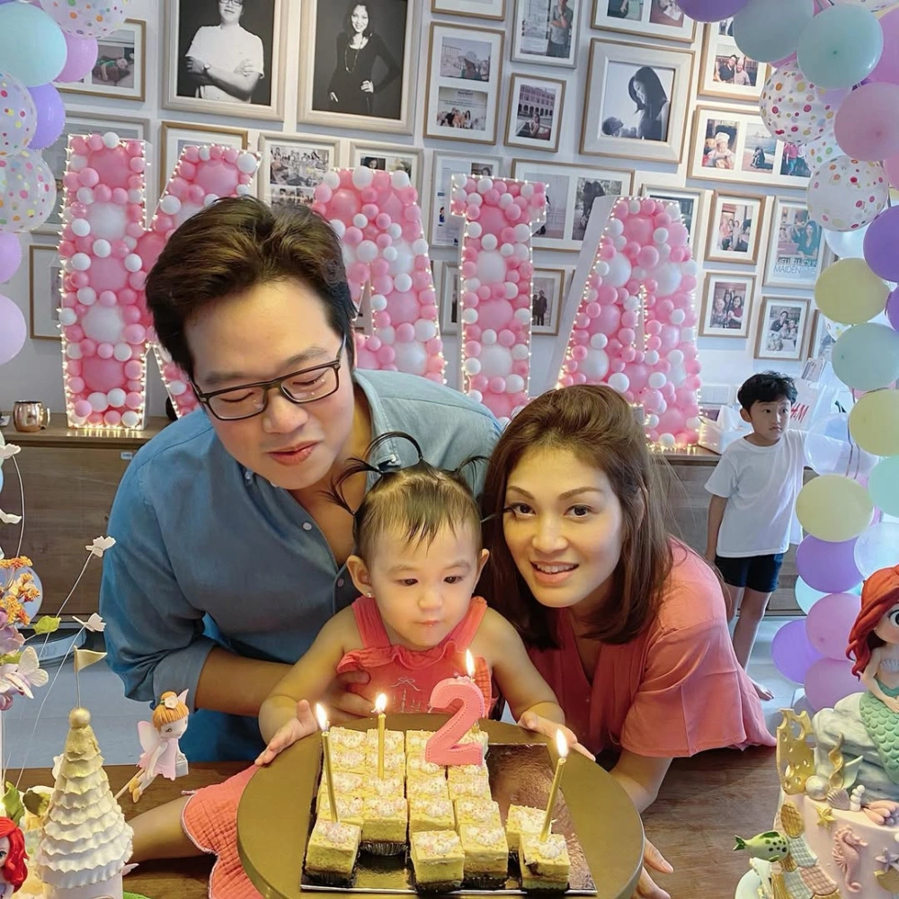 Karen Carlotta bersama suami, Adhika Maxi dan anak mereka [Instagram]