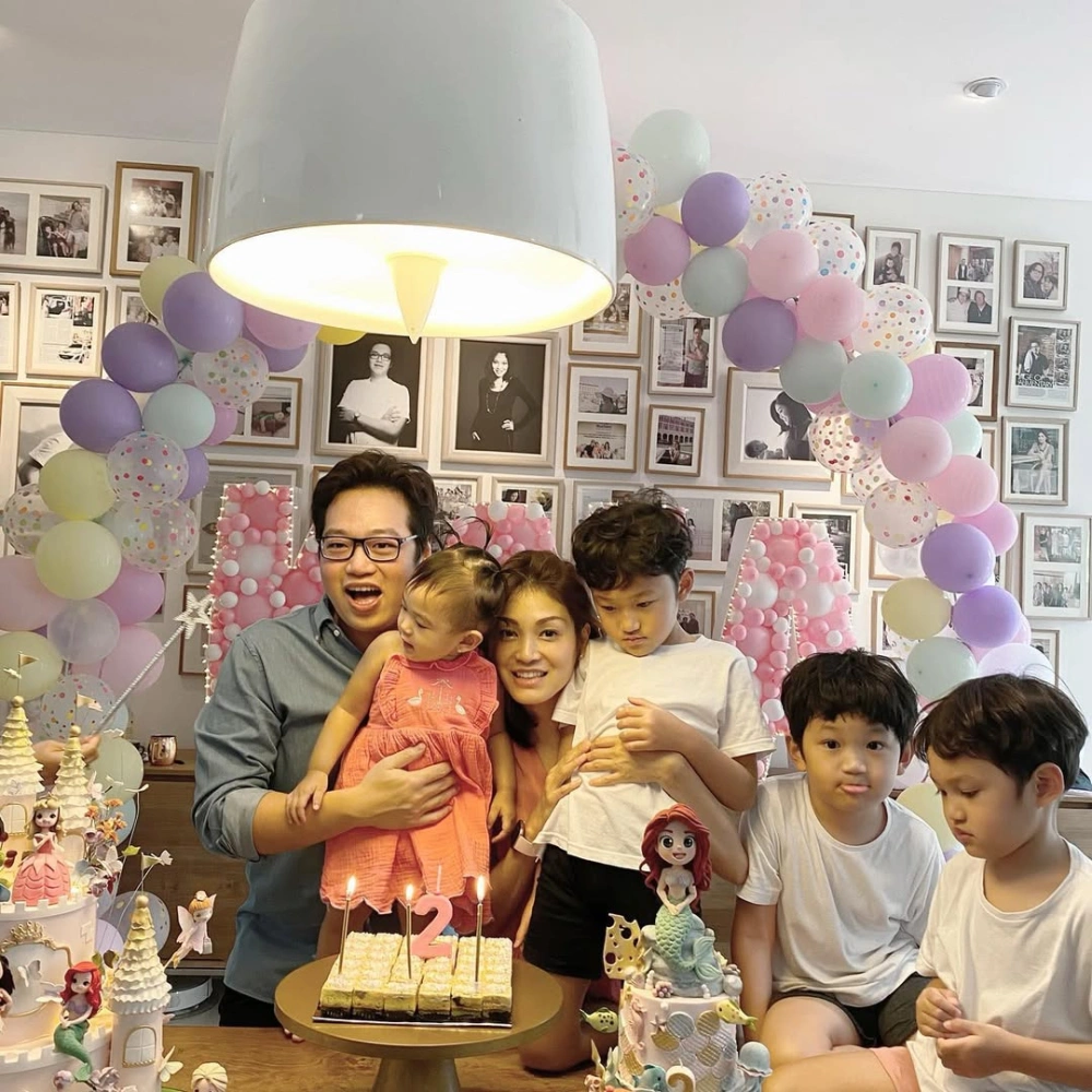 Karen Carlotta bersama suami, Adhika Maxi dan keempat anak mereka. [Instagram]