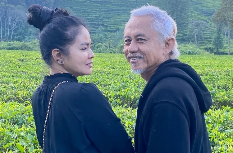 Karina Ranau memegang ponsel Epy Kusnandar sehari-hari.