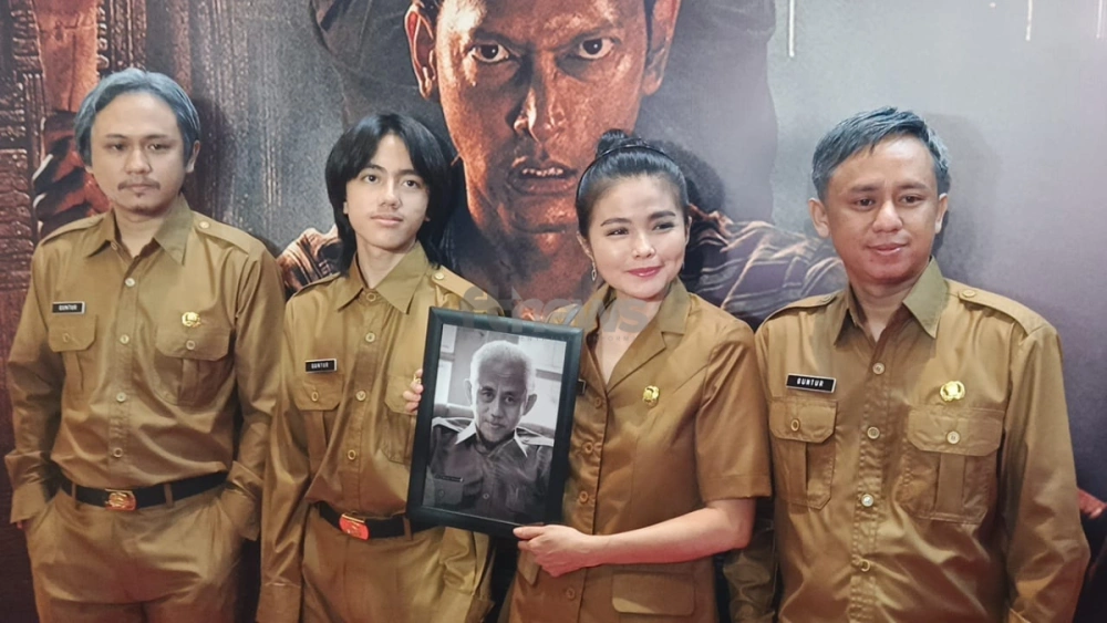 Karina Ranau bersama ketiga anaknya membawa foto mendiang Epy Kusnandar saat hadiri gala premiere Qorin 2 di kawasan Jakarta Selatan, Senin (8/12/2025). [FTNews.co.id/Selvianus Kopong Basar]