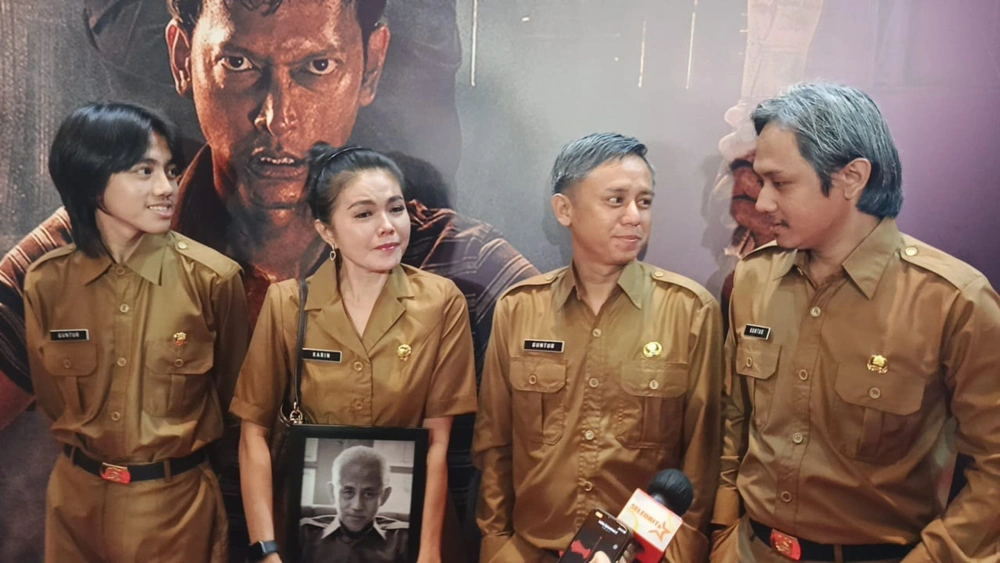 Karina Ranau bersama tiga putranya saat  gala premiere Qorin 2 di kawasan Jakarta Selatan, Senin (8/12/2025). [FTNews.co.id/Selvianus Kopong Basar]