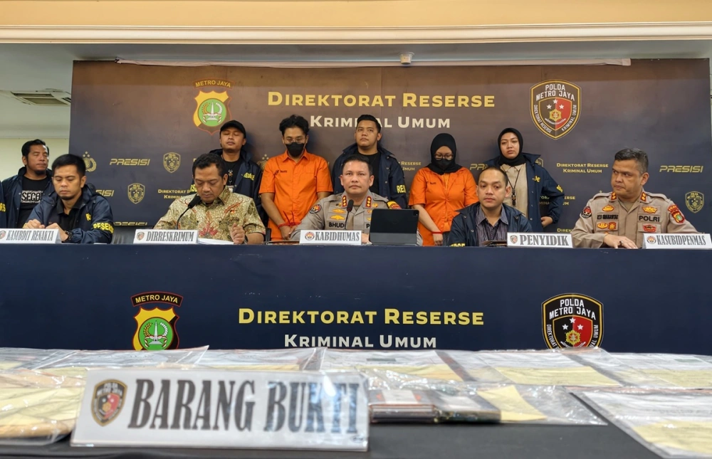 Dua tersangka kasus penipuan WO Ayu Puspita dihadirkan dalam rilis kasus di Mapolda Metro Jaya, Jakarta, Sabtu (13/12/2025). [Dok. PMJ]