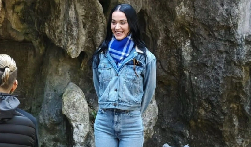 Katy Perry Nyalakan Dupa dan Berdoa dengan Khusyuk di Kuil Hangzhou