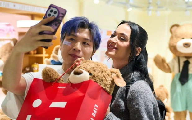 Katy Perry meladeni foto bersama penggemar di China [X]