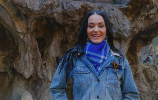 Katy Perry mengambil foto saat berkunjung ke kuil Hangzhou, China [X]