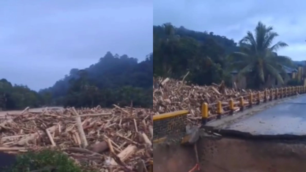 Kayu memenuhi aliran sungai saat banjir bandang di Tapanuli. [instagram]