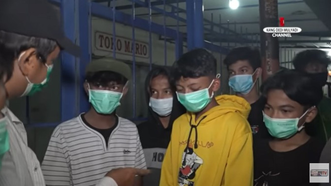 KDM saat menjaring anak-anak di malam hari. (YouTube Kang Dedi Mulyadi)