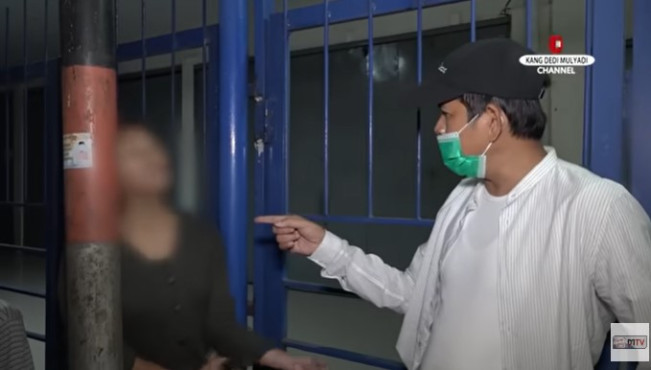 KDM saat menjaring anak-anak di malam hari. (YouTube Kang Dedi Mulyadi)