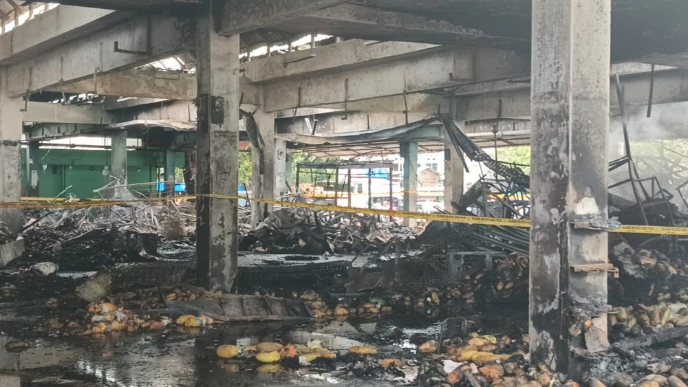 Tinjau Pasar Kramat Jati, Pramono Anung Serahkan Santunan ke 121 Pedagang