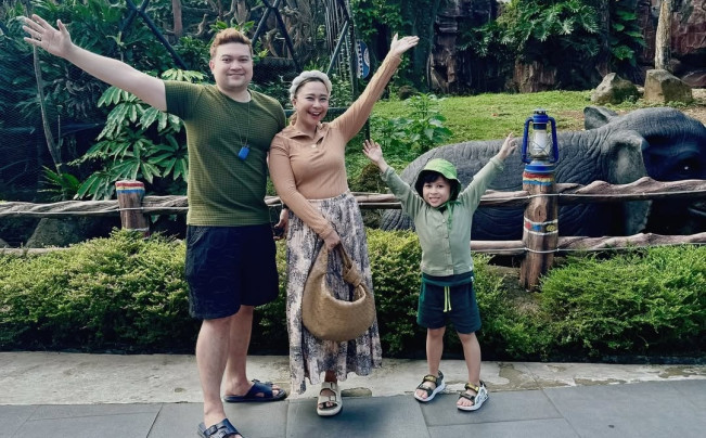 Chikita Meidy bersama Indra Adhitya dan anak mereka. (Instagram)