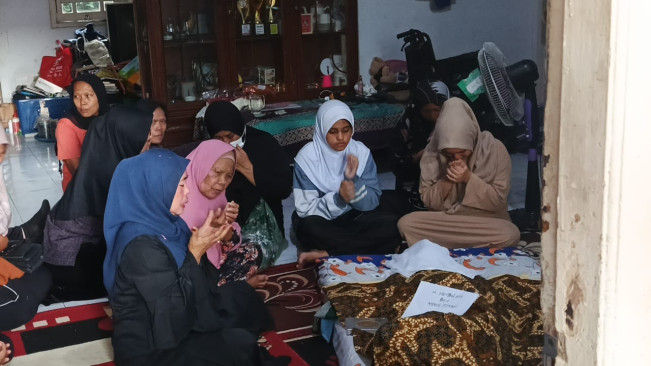 Keluarga Hamdan ATT saat ditemui di kediaman mereka (1/7) [Selvianus Kopong Basar]