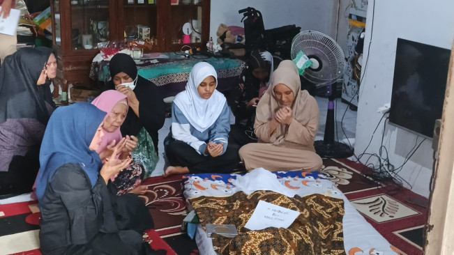 Keluarga Hamdan ATT saat ditemui di kediaman mereka (1/7) [Selvianus Kopong Basar]