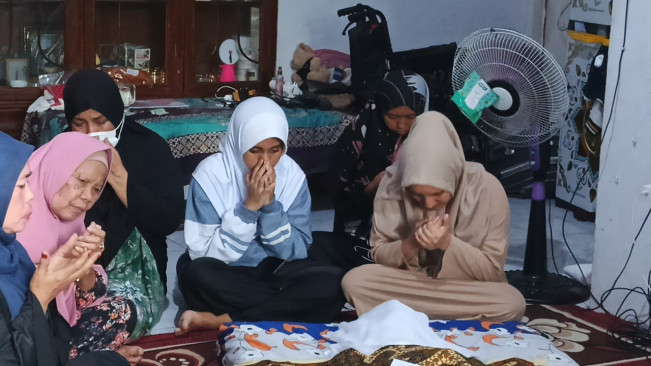 Tangis Pecah di Rumah Duka Hamdan ATT, Pelayat Mulai Berdatangan