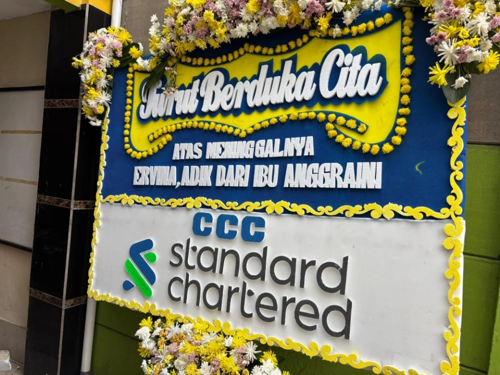 Karangan bunga duka meninggalnya Ervina dalam kebakaran Ruko Terra Drone Kemayoran. [FTNews/Selvianus Kopong Basar]