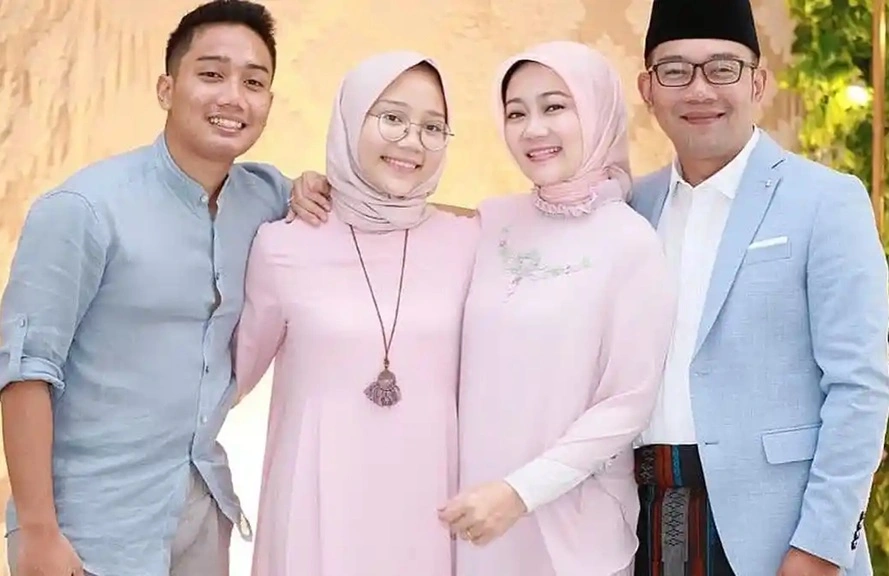 Ridwan Kamil dan Atalia Praratya bersama putra dan putri mereka, Eril serta Zara.