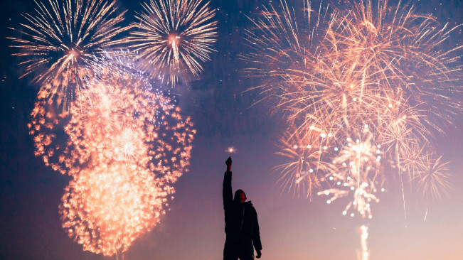 8 Tradisi Unik Tahun Baru di Berbagai Negara, Ada yang Melempar Air Kotor