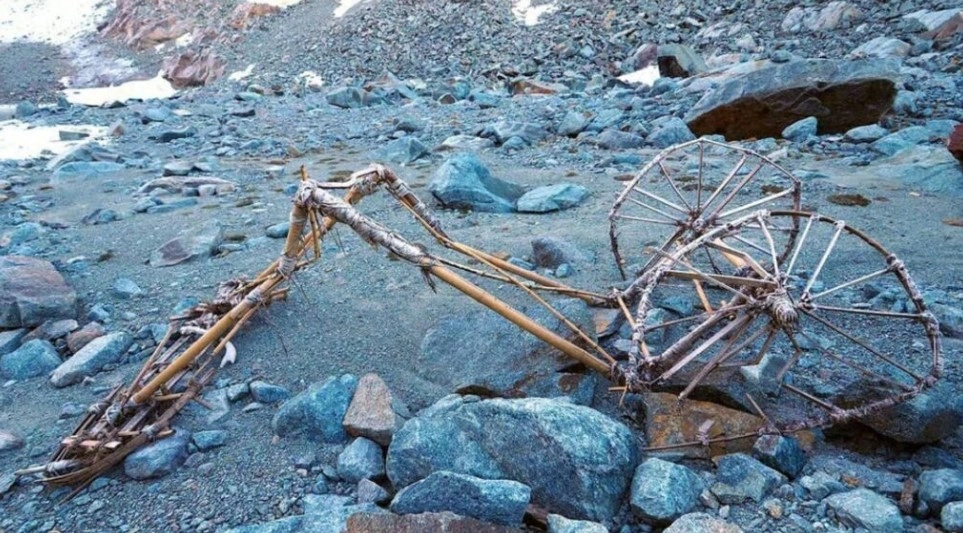 Kendaraan bambu aneh ini ditemukan oleh seorang pendaki di dekat Splugen Pass di Swiss Foto oleh Sergio Veri dan Riva San Vitale Diposting di halaman Facebook Kanton Graubunden