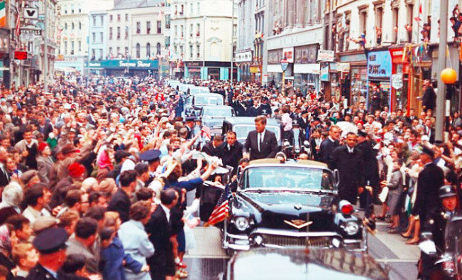 Konvoi Presiden Kennedy di Patrick Street, Cork, Irlandia tanggal 28 Juni 1963/Sumber: Robert LeRoy Knudsen - U.S. National Archives and Records Administration, wikipedia