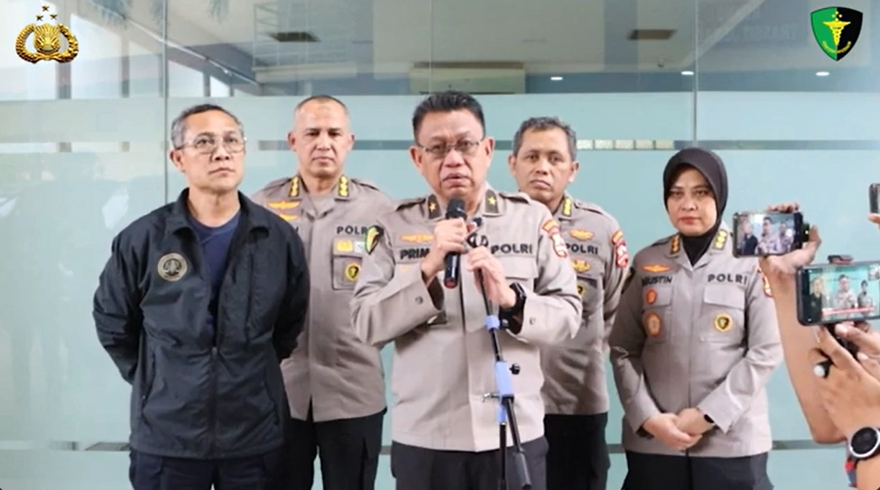 Kepala RS Polri Kramat Jati Brigjen Pol Prima Heru Yulihartono dalam konferensi pers terkait korban kebakaran Terra Drone, Selasa (9/12/2025) malam. [YouTube]