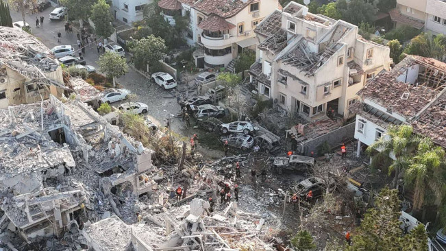 Sejumlah bangunan di Israel rusak akibat serangan balasan dari Iran. [Ist]