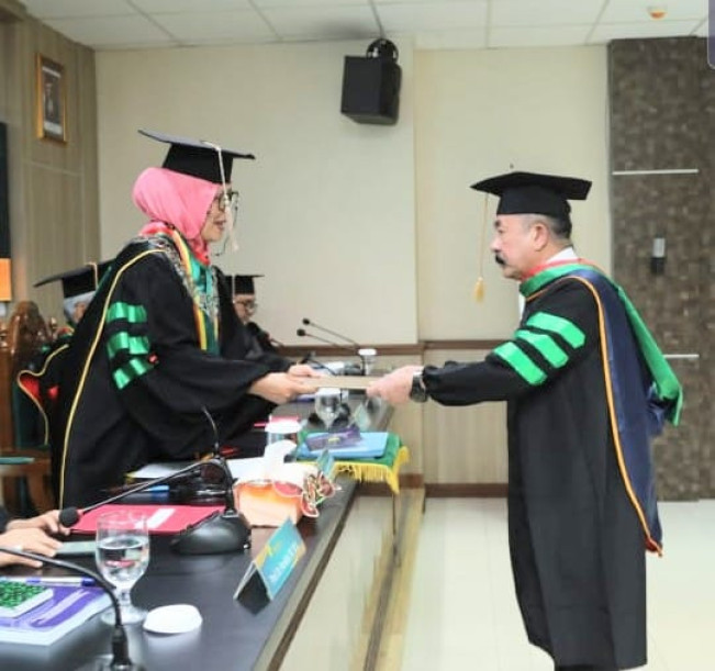 Ketika Promovendus Berkumis tak Kuasa Menahan Tangis