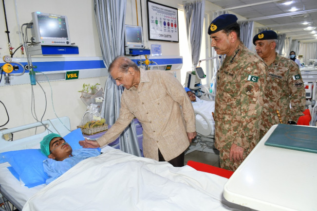 Korban pemboman bus sekolah saat kunjungan PM Pakistan Muhammad Shehbaz Sharif. (Twitter @GovtofPakistan)