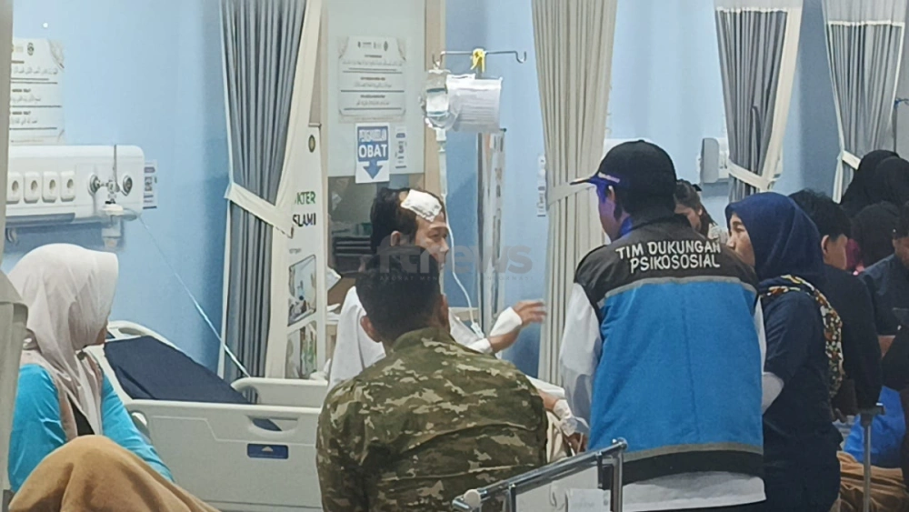 Korban ledakan SMAN 72 Jakarta tengah dirawat di RS Islam Cempaka Putih, Jakarta Pusat, Jumat (7/11/2025). [FTNews.co.id/Selvianus Kopong Basar]