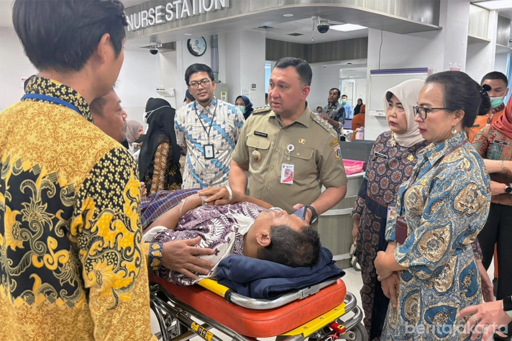 Wali Kota Jakarta Utara Hendra Hidayat menjenguk korban tertabrak mobil MBG di SDN 01 Kalibaru, Cilincing, Kamis (11/12/2025). [Dok. Istimewa]