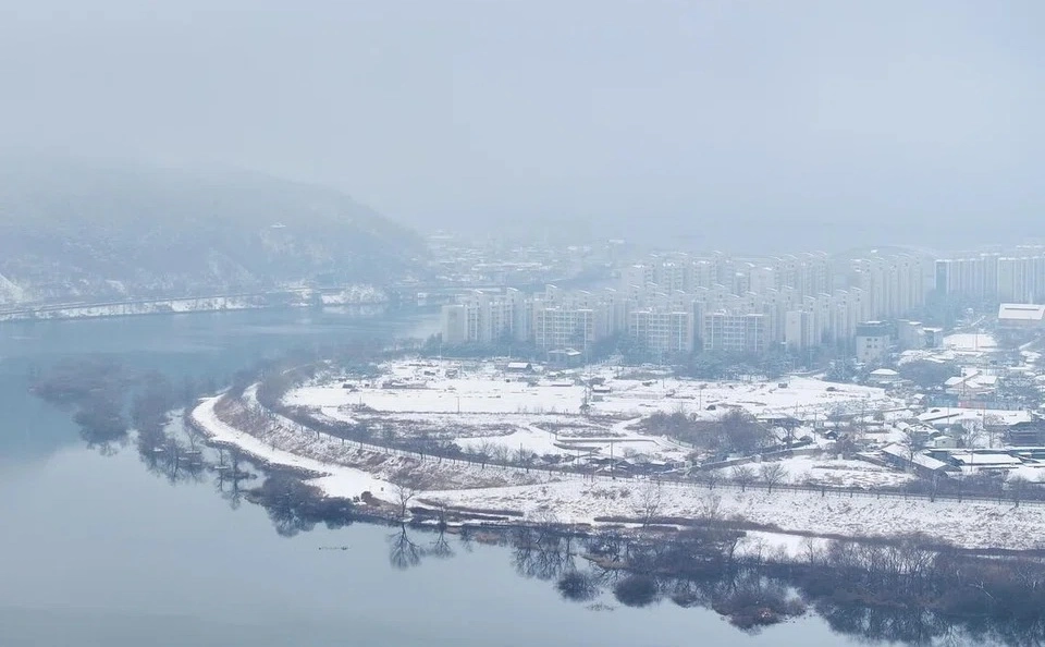 Korea sudah mulai diselimuti salju di banyak daerah. [EPA via Strait Times]