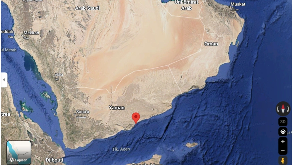 Kota pelabuhan Mukalla, Yaman yang diserang Arab Saudi bertanda merah. [google maps]